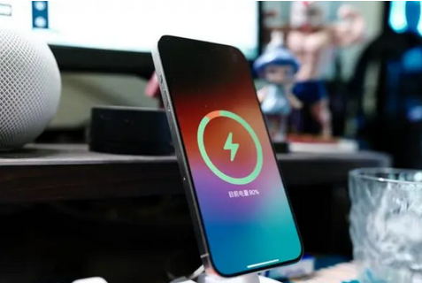兰洋镇苹果15换屏服务分享用什么充电器给iPhone15充电更好 